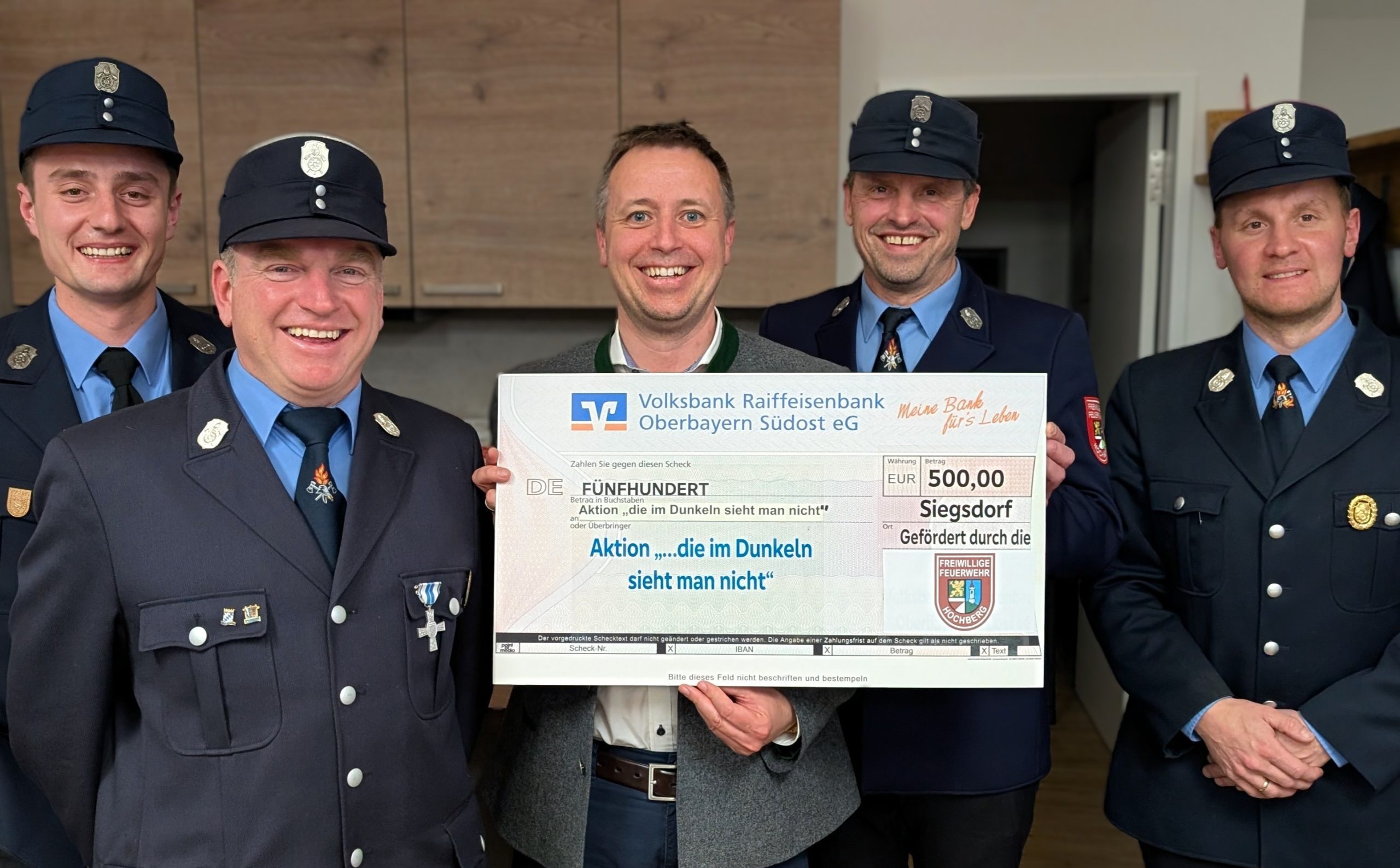 Spendenübergabe Feuerwehr und GTEV Hochberg an Christian Hümmer Der Erlös aus dem Verkauf der Festzeichen haben das Feuerwehrmitglied und Vorstand des GTEV Hochberg Julian Heigenhauser, 1. Kommandant Franz Geisreiter (links) sowie der 2. Vorstand Johann Niedl und 1. Vorstand Martin Steininger (rechts) an die Aktion „Die im Dunkeln sieht man nicht“ gespendet. Den Scheck hat Traunsteins Oberbürgermeister Dr. Christian Hümmer entgegengenommen. Copyright Kreisfeuerwehrverband Traunstein