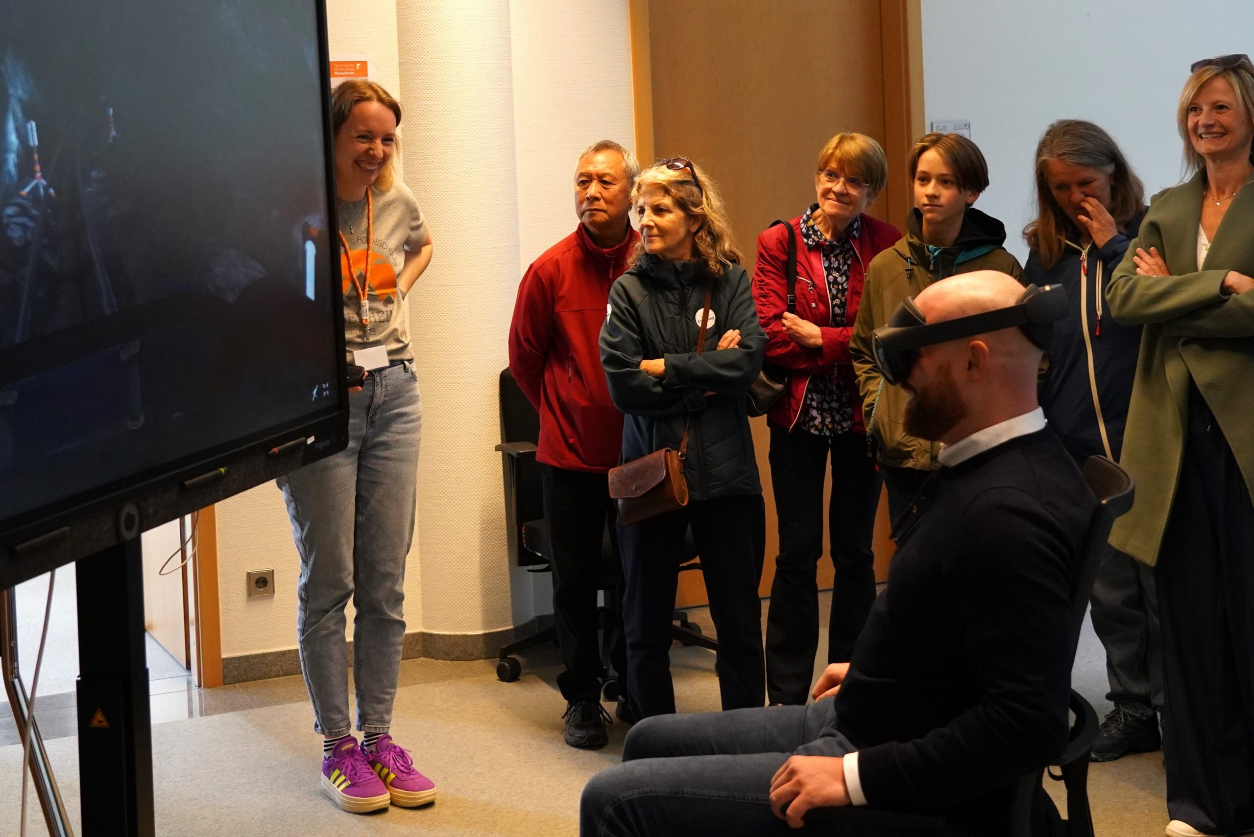 TH Bild VR Brille mit Landtagsabgeordneten Konrad Baur Auch Landtagsabgeordneter Konrad Baur testet die VR-Brille. Foto: Hubert Hobmaier