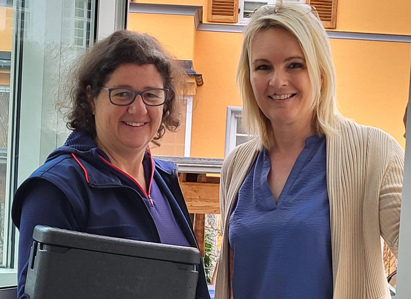 TourHildeGerg(c)Margit Schmitz-Malteser Gemeinsam mit Malteser Mitarbeiterin Sonja Hartl bringt Ski-Olympiasiegerin Hilde Gerg Mittagsmenüs zu Kunden im Berchtesgadener Land. Copyright Margit Schmitz/Malteser