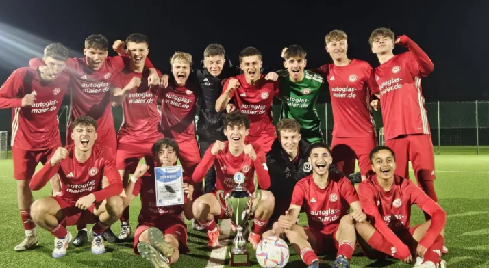 txv TSV 1860 Rosenheim: Freude bei der U19 über den Titel des Oberbayerischen Pokalsiegers. Foto: TSV 1860 Rosenheim