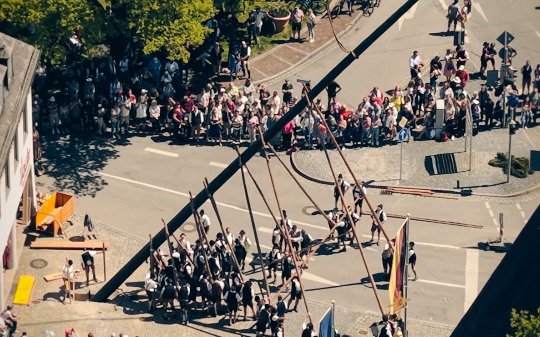 Priener Maibaum steht