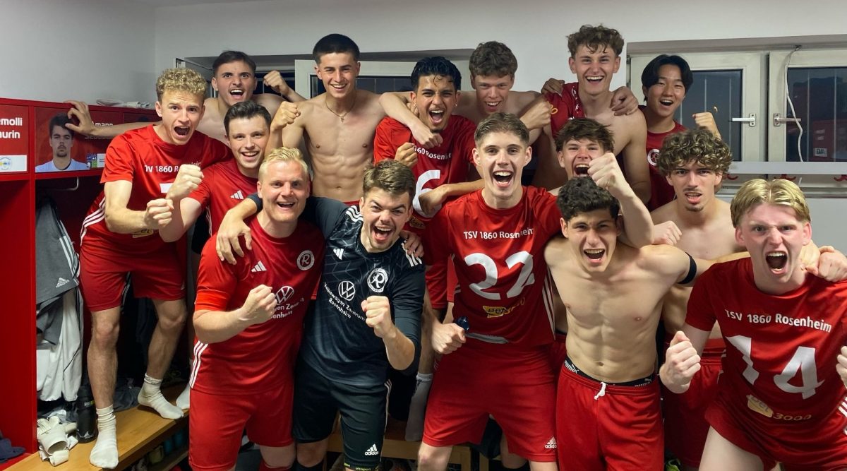 2025_02_04-U21-Kiefersfelden-1200×0 Jubel bei der U21-Mannschaft des TSV 1860 Rosenheim (Kreisklasse) nach dem 5:2 Sieg gegen den ASV Kiefersfelden. Foto: Copyright TSV 1860 Rosenheim