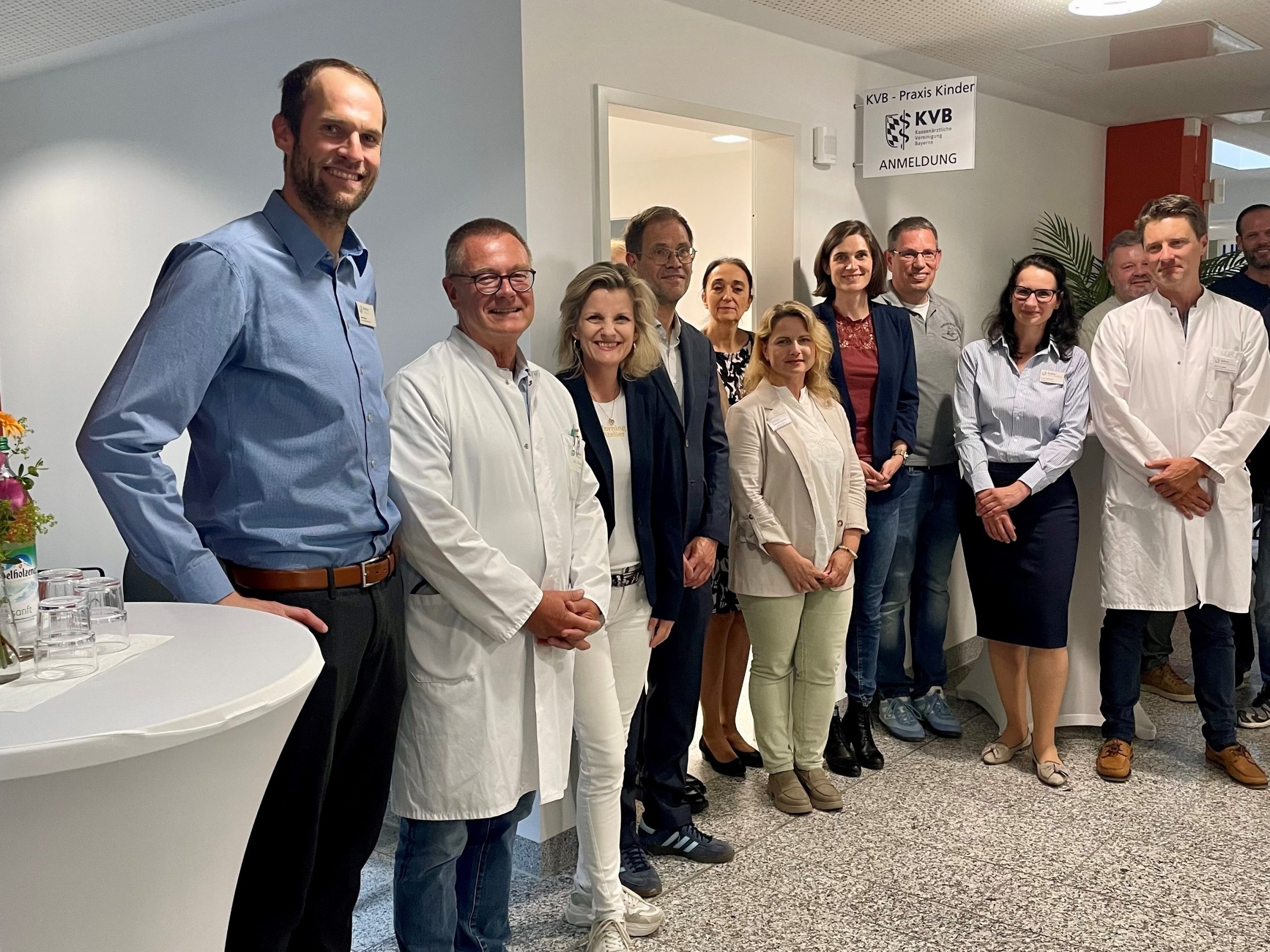 2025_04_30 RoMed – Eröffnung KVB-Kinder-Praxis_©AndreaMichael Eröffnung der KVB-Kinderpraxis im RoMed Klinikum Rosenheim Daniela Ludwig, Parlamentarische Staatssekretärin im Bundesinnenministerium und Bundestagsabgeordnete (3.v.l.) freut sich mit Dr. Torsten Uhlig, Chefarzt Klinik für Kinder- und Jugendmedizin (2.v.l.) und seinem Nachfolger PD Dr. Hendrik Jünger (re.) sowie Josef Bauer, Leiter Klinikinfrastruktur (li.), Dr. Reinhard Hopfner (4.v.l.), Dr. Martina Bielawski, Kaufmännische Leiterin (2.v.r.) sowie Kolleginnen und Kollegen der KVB-Praxis, Foto: Andrea Michael