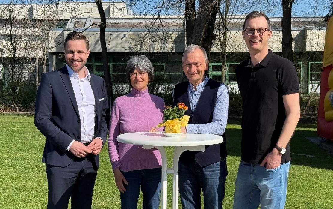25-04-16 PM Pflegeelternfest von links: Zweiter Bürgermeister Daniel Artmann, Soz.päd. Ulrike Hollerauer, Amtsleiter Christian Meixner und Regionalleiter Christoph Erath. Foto: Meixner-Stadt Rosenheim