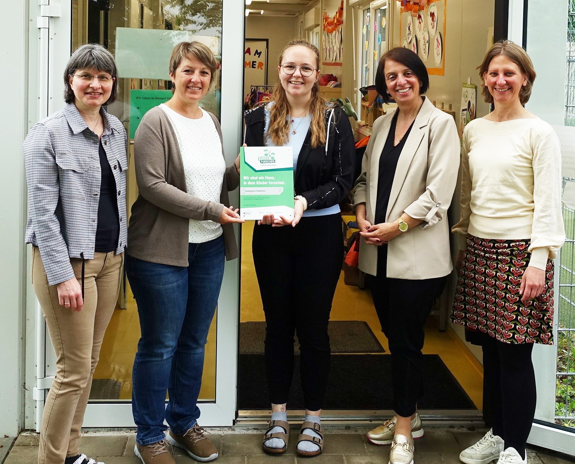 25-05-28 PM Stadtmäuse forschen v.l.n.r.: Brigitte Fuchs, Leitung Kindergarten Stadtmäuse; Linda Matzke, Projektkoordinatorin TH Rosenheim; Antonia Mehnert, Gruppenleitung „Wüstenmäuse“; Sabine Hilger , AL Amt 55; Marieke Leibnitz, päd. Fachberatung städt. Kitas. Foto: Stadt Rosenheim