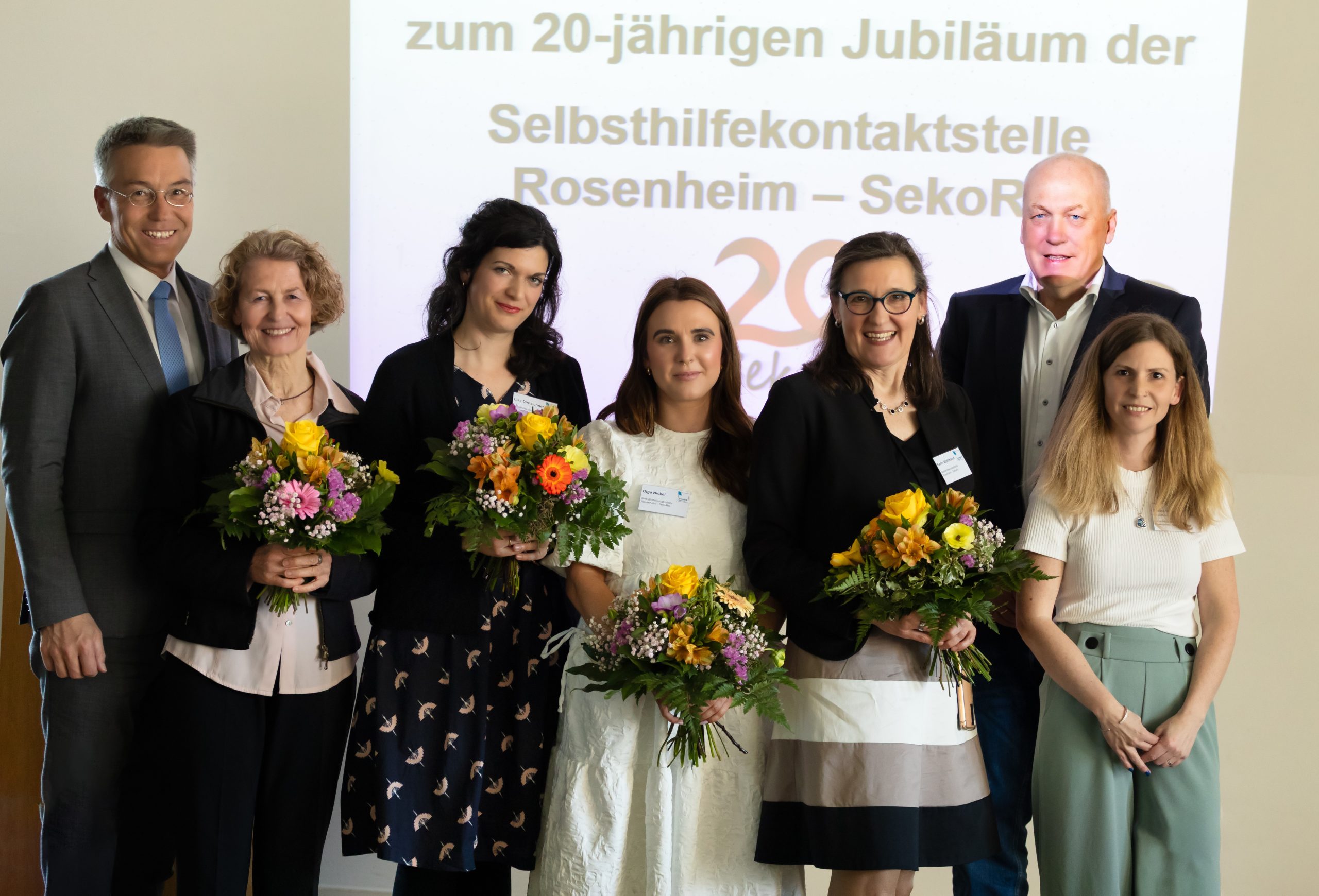 250415_Bild_Jubiläum_SekoRo Trafen sich beim Jubiläum der SekoRo (von links)- Landrat Otto Lederer, Andrea Sporer, Lisa Dirnaichner, Olga Nickel und Karin Woltmann (Team der Setz-dich Aktion), Klaus Voss (Mitglied der Geschäftsleitung der Diakonie Rosenheim) und Bereichsleiterin Nadine Hausburg . Bild: Jörg Hausburg