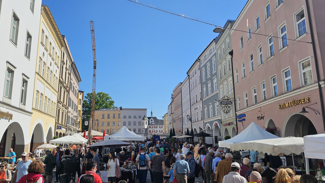 Antikmarkt 2025 1 Antik- und Trödelmarkt in Rosenheim 1. Mai 2025. Foto: Innpuls.me