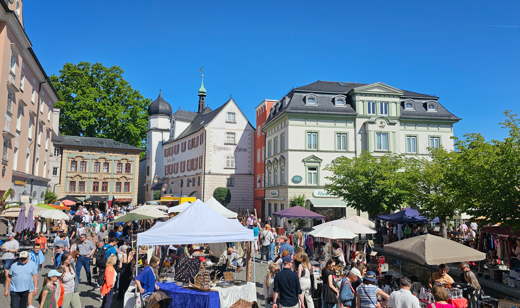 Antikmarkt 2025 4 Antik- und Trödelmarkt in Rosenheim 1. Mai 2025. Foto: Innpuls.me