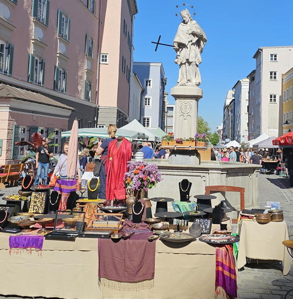 Antikmarkt 2025 5 Antik- und Trödelmarkt in Rosenheim 1. Mai 2025. Foto: Innpuls.me