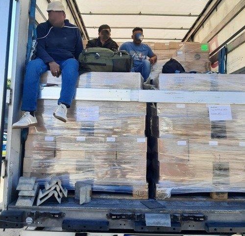 Originalaufnahme Drei Personen wurden in einem Lkw an der Autobahnraststätte Hochfelln an der A8 entdeckt. Foto: Bundespolizei