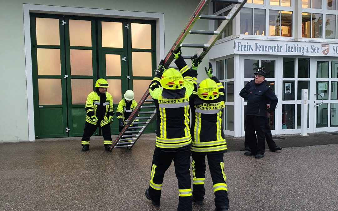 Quereinsteiger und Jugendlichen der Feuerwehr Taching erreichen Meilenstein der Grundausbildung
