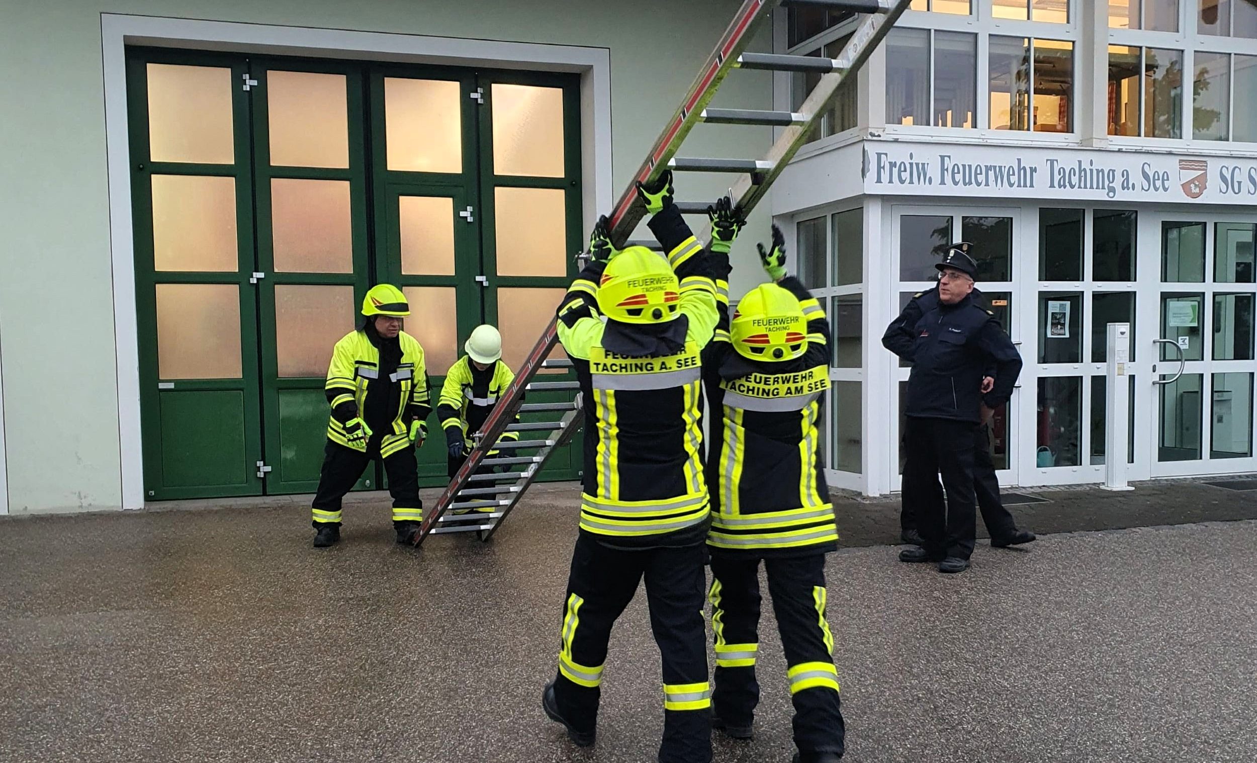 Feuer X Aufstellen der verteiligen Steckleiter Copyright Feuerwehr Taching