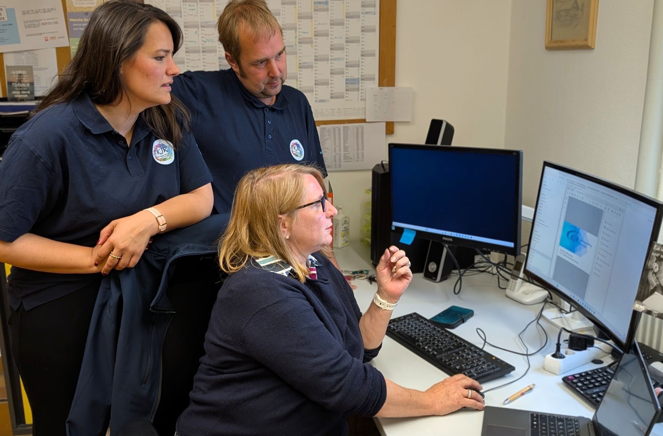 Bild 1 Die Verantwortlichen Svetlana Teterja-Pater, Markus Burghammer und Michaela Bauer (sitzend) sind derzeit mit den letzten Planungen für die die Sommersaison am Jugendzeltplatz des Landkreises Traunstein im Chieminger Ortsteil Schützing beschäftigt. Der Kreisjugendring bietet auch in diesem Jahr ein abwechslungsreiches Jugendprogramm – insbesondere für den heimischen Nachwuchs. Foto: Hubert Hobmaier