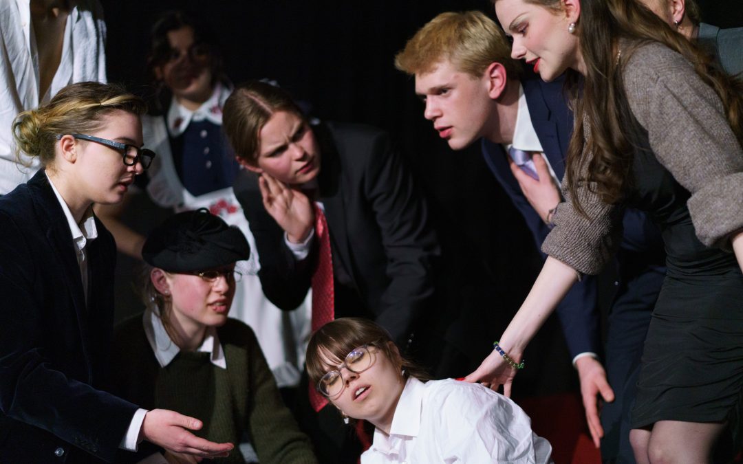 Gelungene Inszenierung von „Done to Death“ an der FOS/BOS Rosenehim