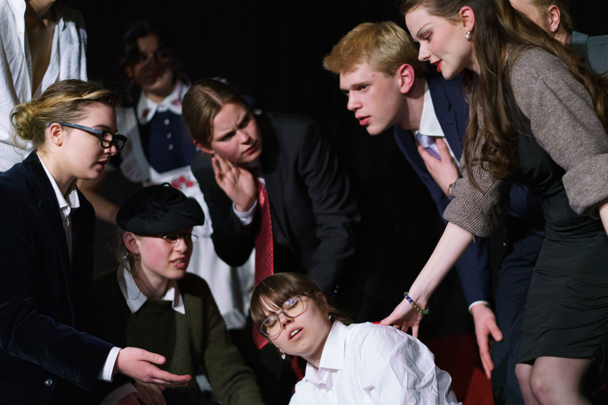 Bild 2 von links: Eleni Zinck als Jason Summers, Laura Wettemann als Mildred Z. Maxwell, Lucia Maier als Rodney Duckton, Amelie Vorderwülbecke als Box Office Girl, Severin Grätz als Whitney Olive, Isabelle Klink als Jessica Olive Foto: Copyright Rolf Typke