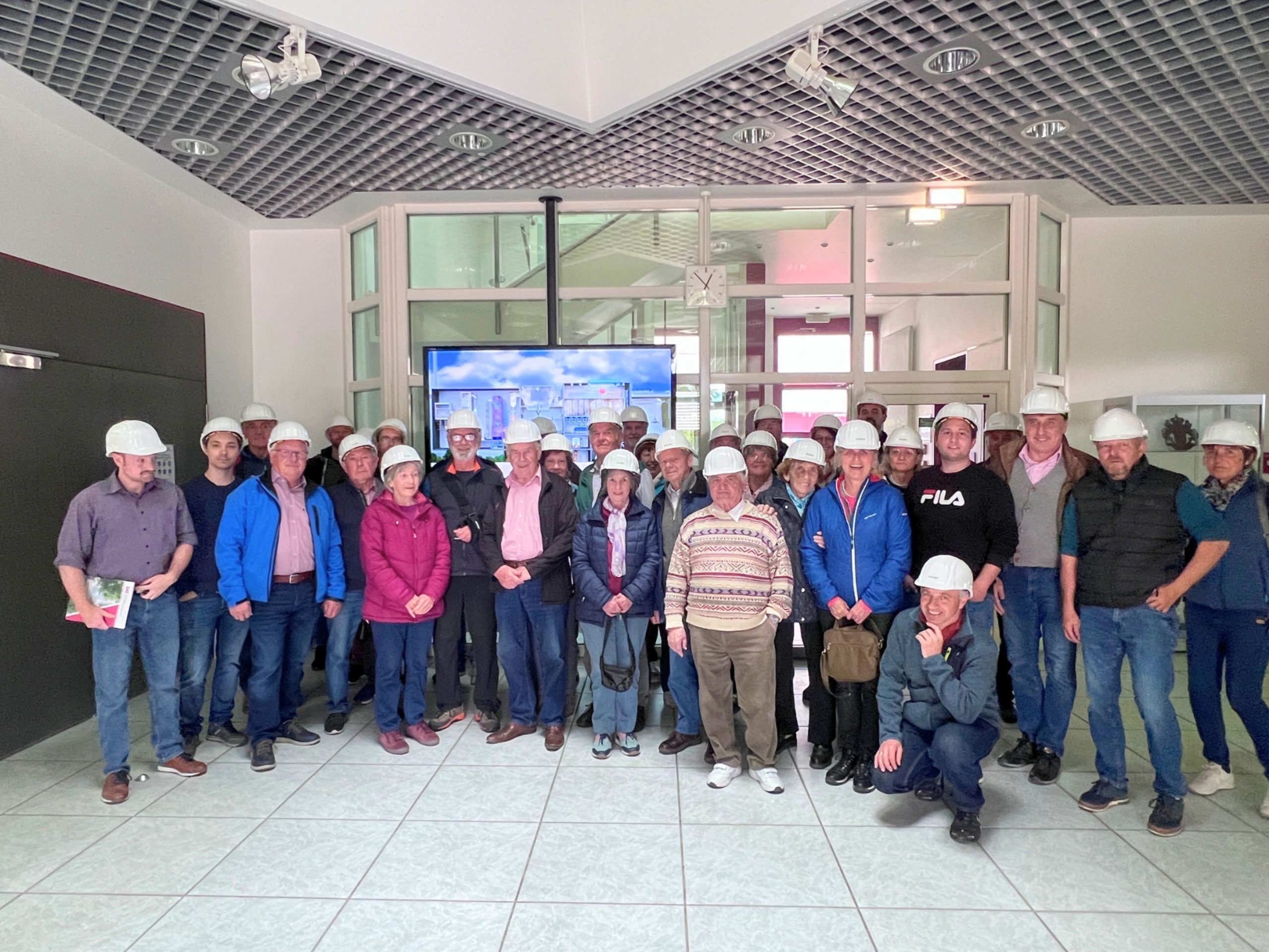 Burgkirchen Gruppenfoto Ausflug des CSU-Ortsverband Rohrdorf bei der Müllverbrennungsanlage des Zweckverbandes Abfallverwertung Südostbayern. Fotos: CSU Ortsverband Rohrdorf