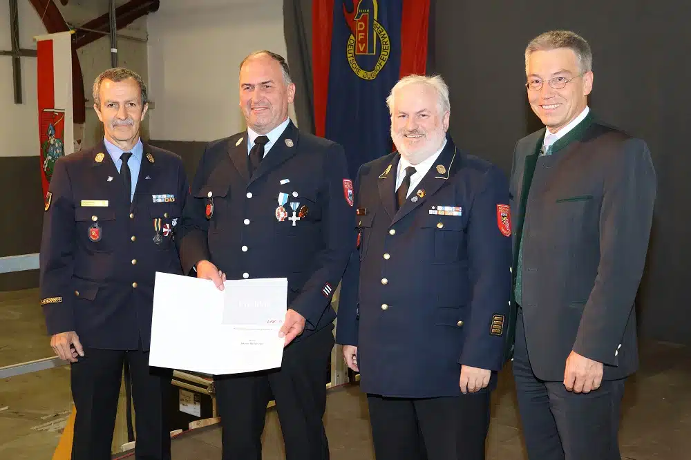 Ehrung-Johann-Buchberger-1000 Hans Buchberger, der Kommandantensprecher der Inntaler Feuerwehren, ist im Rahmen der Kommandantendienst- und Kreisfeuerwehrverbandsversammlung mit dem Bayerischen Feuerwehr-Ehrenkreuz in Silber ausgezeichnet worden. Foto: Copyright Landratsamt Rosenheim