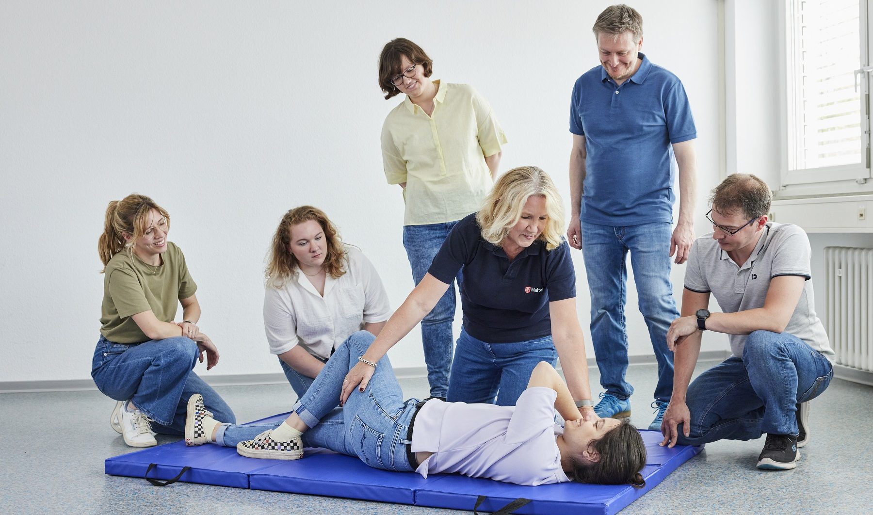 Erste-Hilfe-Ausbildung – Stabile Seitenlage Umfassende Grundlagen der Ersten Hilfe in Theorie und Praxis vermitteln die Malteser ab sofort auch in Weyarn. Copyright Lena Kirchner/Malteser