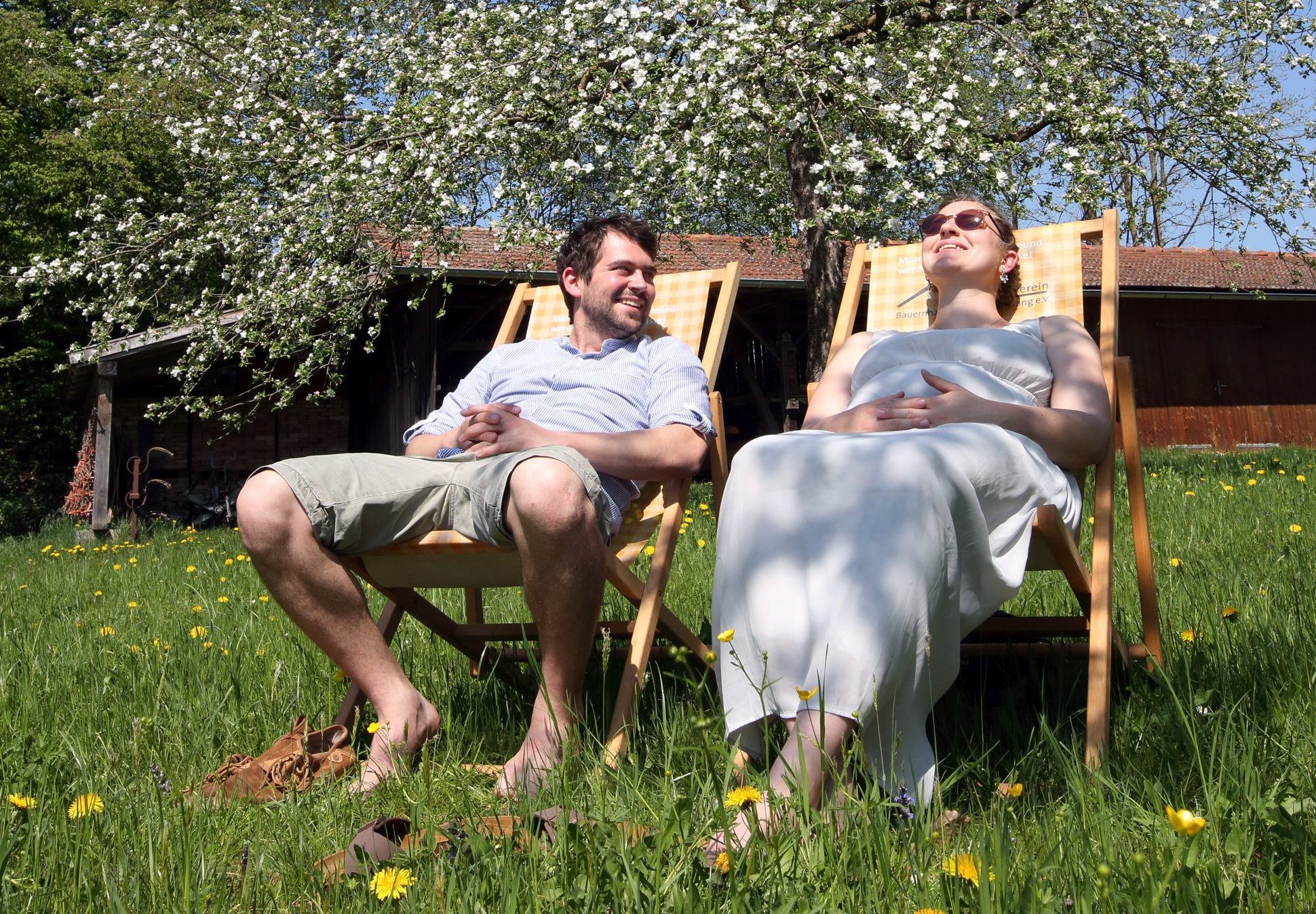 FLM Amerang_Entspannt in den Feierabend Ob im Liegestuhl oder bei einem kühlen Getränk. Das Museum ist ein Ort für Erholung und Inspiration. Copyright Bezirk Oberbayern, Archiv Freilichtmuseum Amerang, Foto: G. Nixdorf.