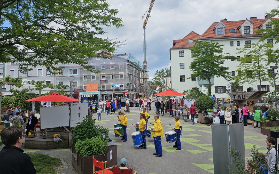 10 Jahre Fairtrade-Stadt Rosenheim: Markt, Modenschau und Aktionen vor der Stadtbibliothek