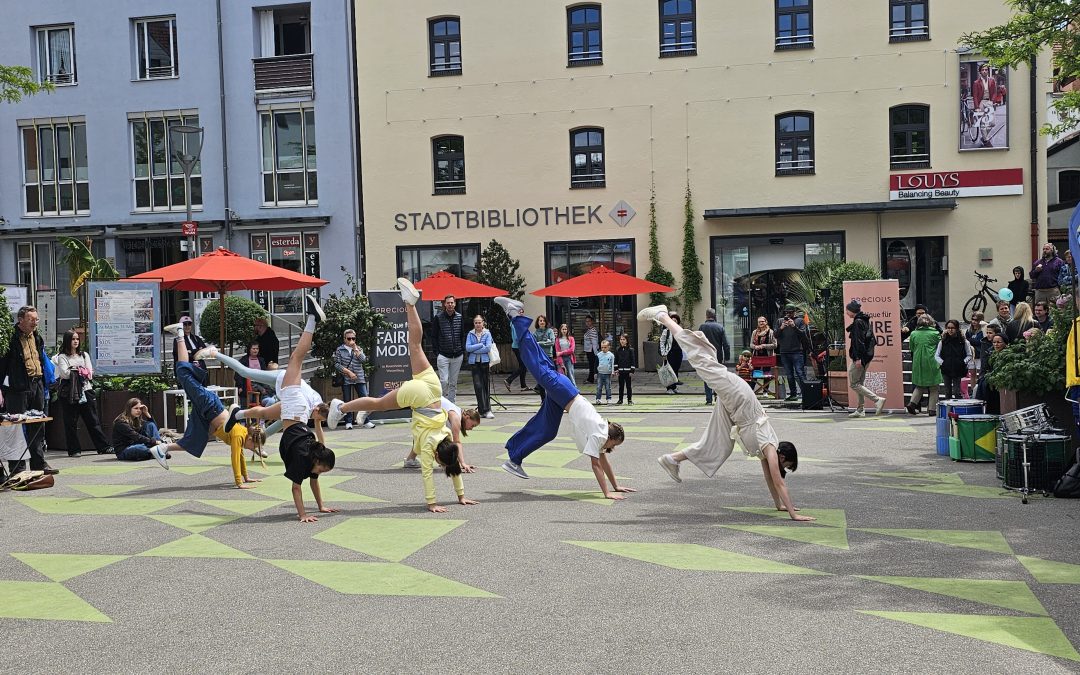 Getanzte Modenschau macht auf faire Kleidung Aufmerksam