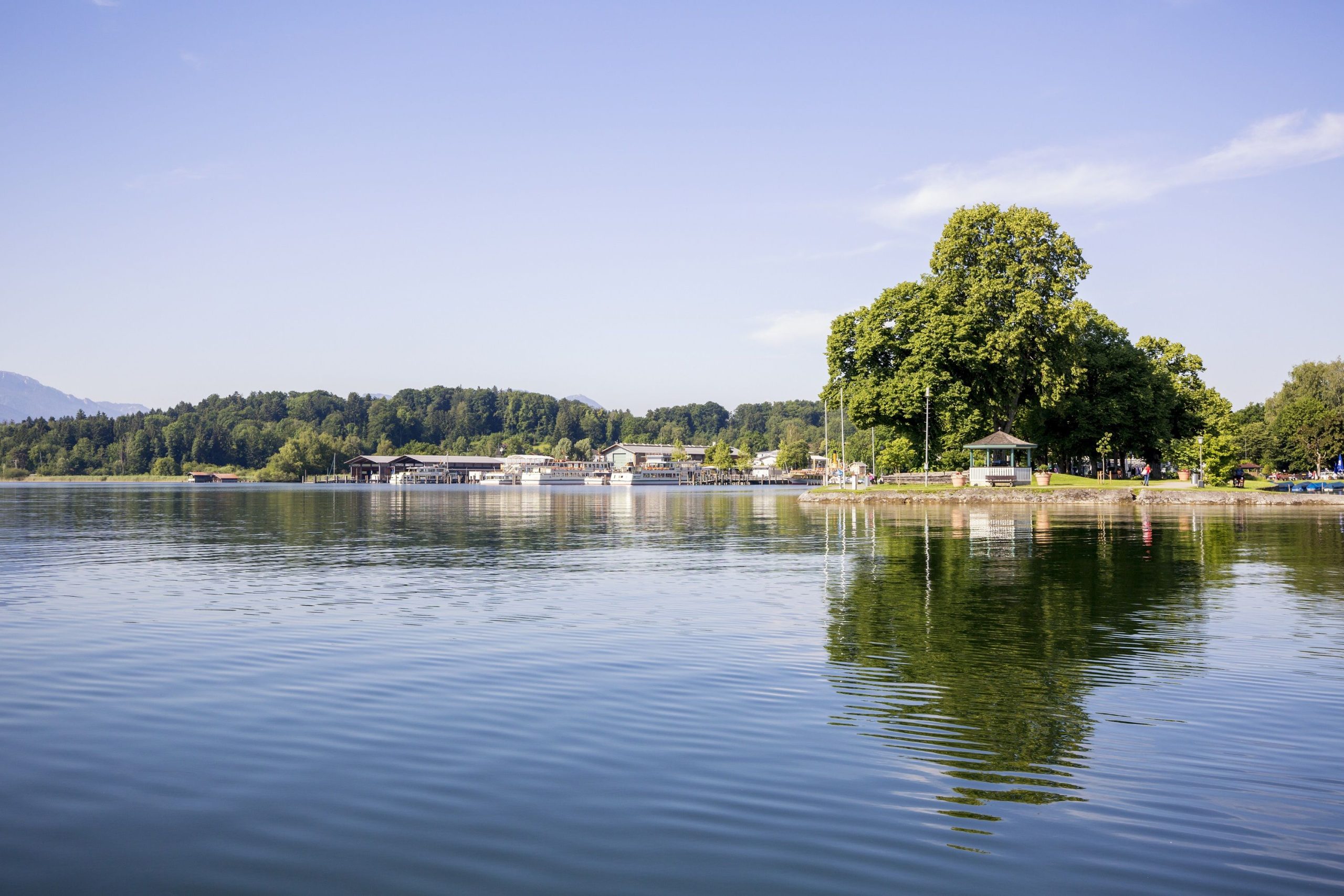 Führung Prien-Hafen_c-Markt Prien a. Chiemsee Michaela-Röpke Warum der Chiemsee stetig kleiner wird und was es mit dem „Brotfisch“ auf sich hat erfahren die Teilnehmenden der „See-Insel-Königs G´schicht´n“. Copyright Markt Prien a. Chiemsee