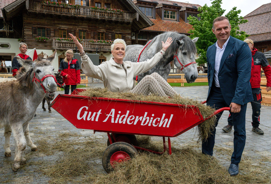 Brigitte Nielsen und Luke Donald besuchen Gut Aiderbichl