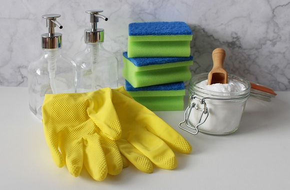 Hauswirtschaft Putzhandschuhe und andere Putzutensilien. Foto: re