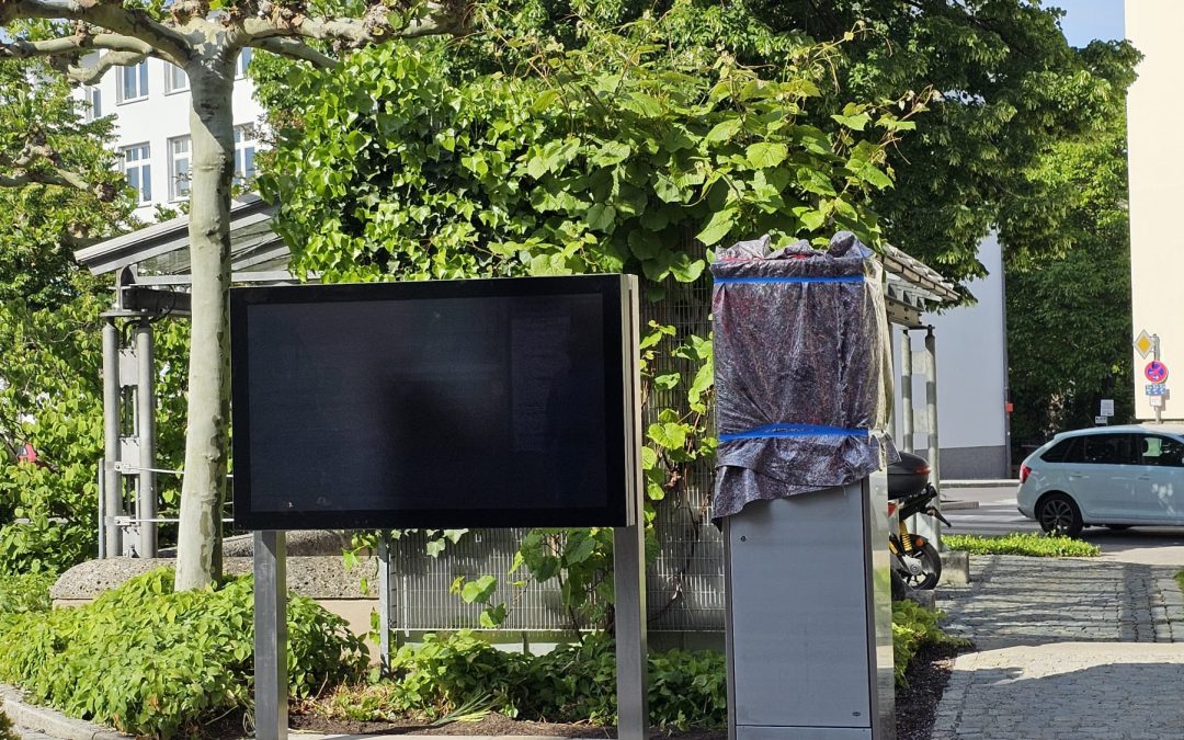 Neu vor dem Rosenheimer Rathaus: Digitale Anschlagtafel