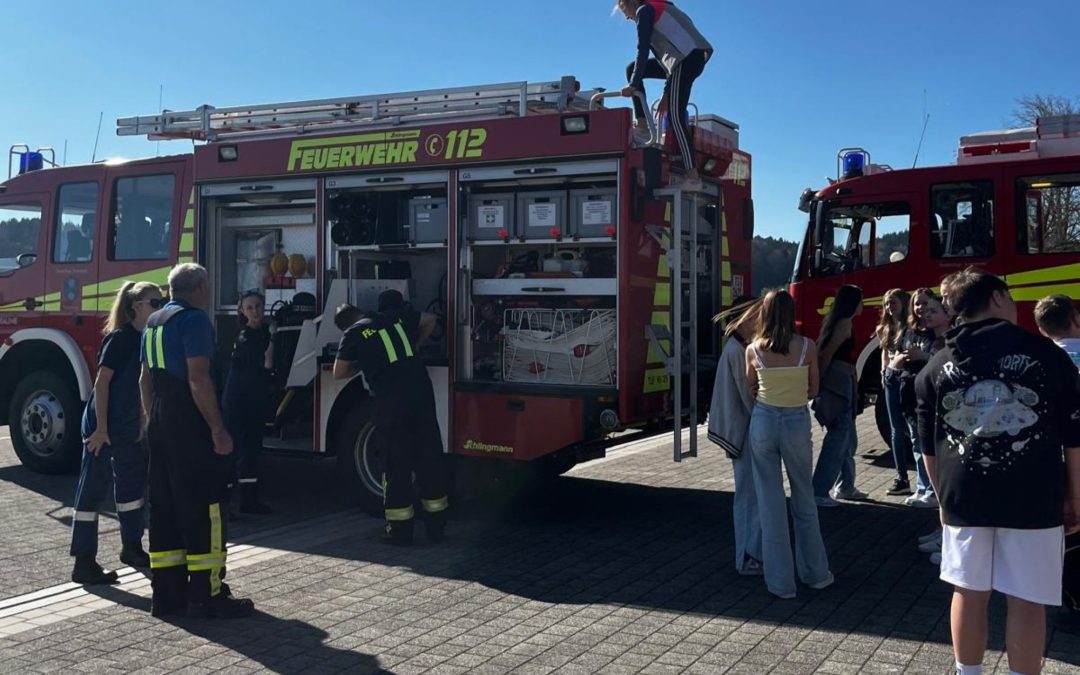 Firmlinge zu Besuch bei der Feuerwehr Tacherting
