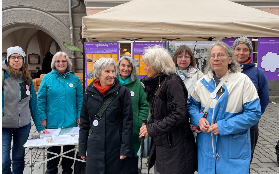 Omas gegen rechts erinnern an Kriegsende