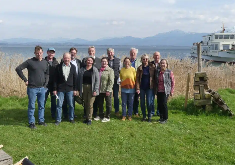 Kiebitz von links: Martin Daxenberger, Paul Stettner, Josef Buchner, Christoph Kraus (Bürgermeister Eggstätt), Christine Plank, Bernhard Hainz (Bürgermeister Gstadt am Chiemsee), Anni Osterauer, Thomas Zangl, Dr. Robyn Mühlberger, Wolfgang Schlemer (2. Bürgermeister Breitbrunn am Chiemsee), Katharina Weinberger, Peter Stockmeier, Margit Böhm. Foto: Landratsamt Rosenheim.