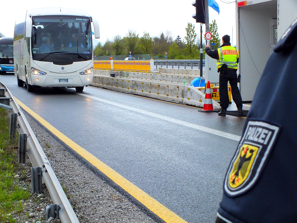 Kontrolle_Reisebus_A93 Die Bundespolizei hat bei Grenzkontrollen an der A93 bei Kiefersfelden drei mutmaßliche Schleuser festgenommen. Foto: Bundespolizei