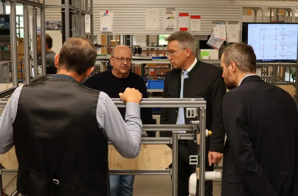 Rosenheimer Landrat Lederer besucht MCP Fertigungstechnik in Amerang