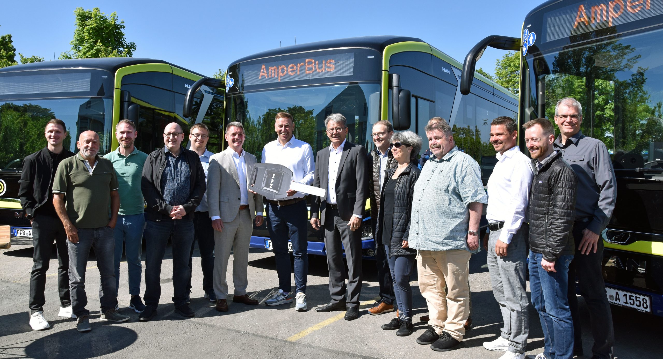 Neue E-Busse_Foto LRA FFB Auf dem Foto (Quelle LRA FFB) v. l. n. r.: Sebastian Lux (MVV), Hubert Ficker (Kreistagsreferent), Jan Halbauer (Kreistagsreferent), Hermann Seifert (Leitung Stabsstelle Öffentliche Mobilität), Niko Vater (Betriebsleiter Amperbus), Wolfgang Riedlinger (Geschäftsführer Busverkehr Südbayern), Martin Geldhauser (einer der beiden Geschäftsführer von Amperbus), Landrat Thomas Karmasin, Christian Stangl (2. Bürgermeister Stadt Fürstenfeldbruck), Alexa Zierl (Referentin Stadt Fürstenfeldbruck), Mirko Pötzsch (Referent Stadt Fürstenfeldbruck), Stefan Floerecke (Bürgermeister Gemeinde Emmering), Maximilian Gigl (2. Bürgermeister Stadt Olching), Christian Holdt (Kreisrat). Foto: MVV