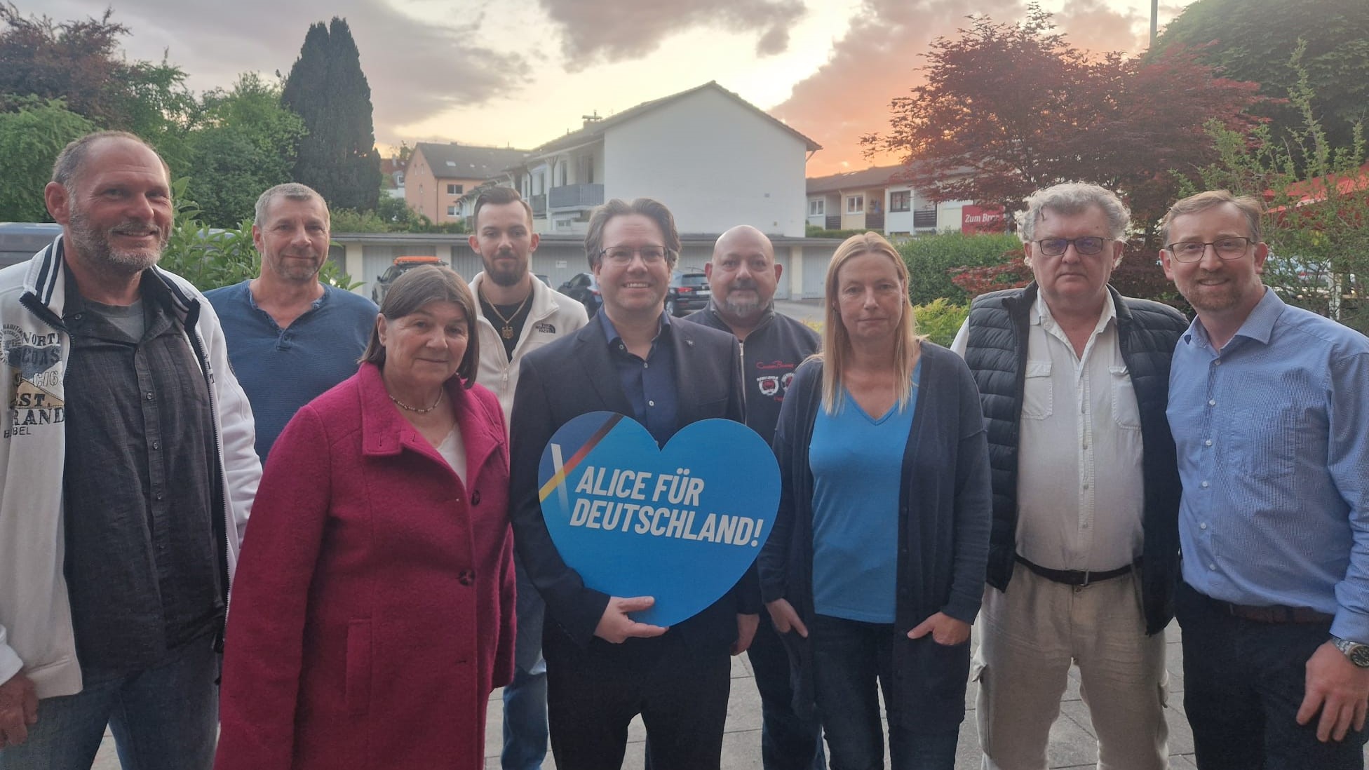 OV- Rosenheim Die neue Vorstandschaft mit Kreisvorsitzendem Andreas Winhart MdL und der Nachbar-Ortsvorsitzenden Martina Kranich von der AfD Simssee. Foto: AfD Rosenheim Stadt