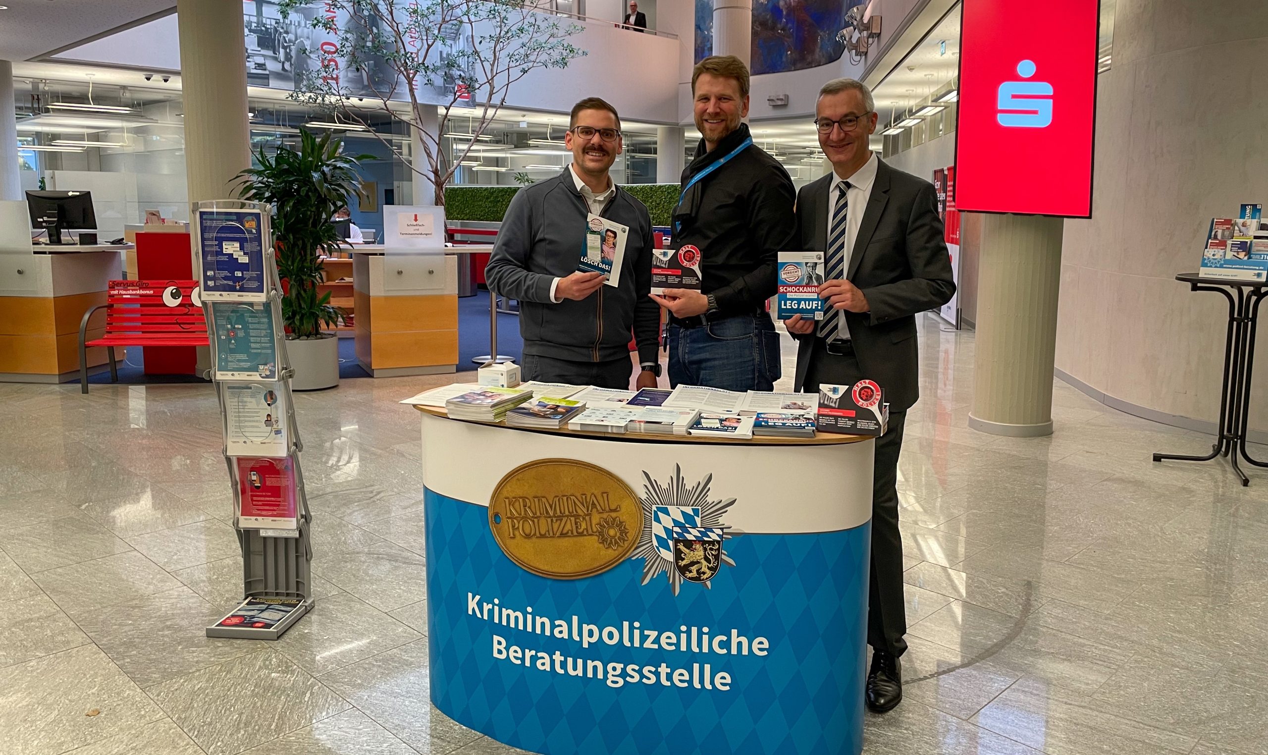 PM_Spk Ro Aib_Vorsicht Schockanruf Infostand zum Thema Trickbetrug bei der Sparkasse Rosenheim Bad Aibling. Foto: Sparkasse Rosenheim-Bad-Aibling