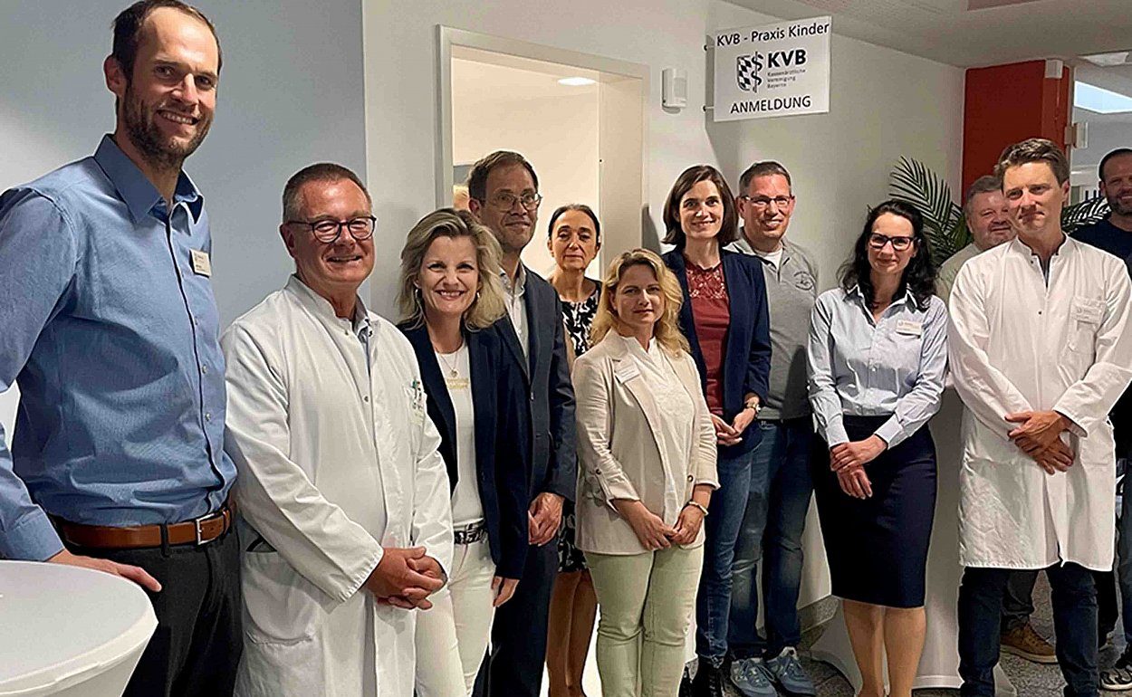 Presse_Kinder_2025_04_30-RoMed—Erffnung-KVB-Kinder-Praxis_AndreaMichael_web Eröffnung der KVB-Kinderpraxis im RoMed Klinikum Rosenheim Daniela Ludwig, Parlamentarische Staatssekretärin im Bundesinnenministerium und Bundestagsabgeordnete (3.v.l.) freut sich mit Dr. Torsten Uhlig, Chefarzt Klinik für Kinder- und Jugendmedizin (2.v.l.) und seinem Nachfolger PD Dr. Hendrik Jünger (re.) sowie Josef Bauer, Leiter Klinikinfrastruktur (li.), Dr. Reinhard Hopfner (4.v.l.), Dr. Martina Bielawski, Kaufmännische Leiterin (2.v.r.) sowie Kolleginnen und Kollegen der KVB-Praxis, Copyright Andrea Michael