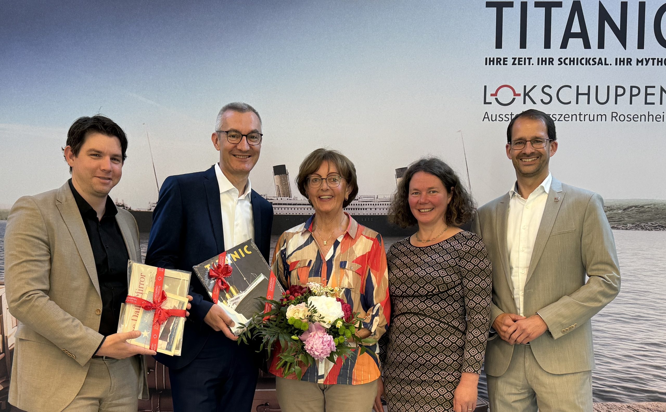 Pressefoto_Titanic_50.000_Besucherin_copyright_vkr von links: Geschäftsführer der Veranstaltungs- und Kongress GmbH Rosenheim, Florian Englert, Vorstandsmitglied der Sparkasse Rosenheim-Bad Aibling Stephan, Donderer, Jubiläumsgast Margareta Lippert, Lokschuppen-Leiterin Dr. Jennifer Morscheiser, Rosenheims Oberbürgermeister Andreas März. Foto: © Veranstaltungs- und Kongress GmbH Rosenheim