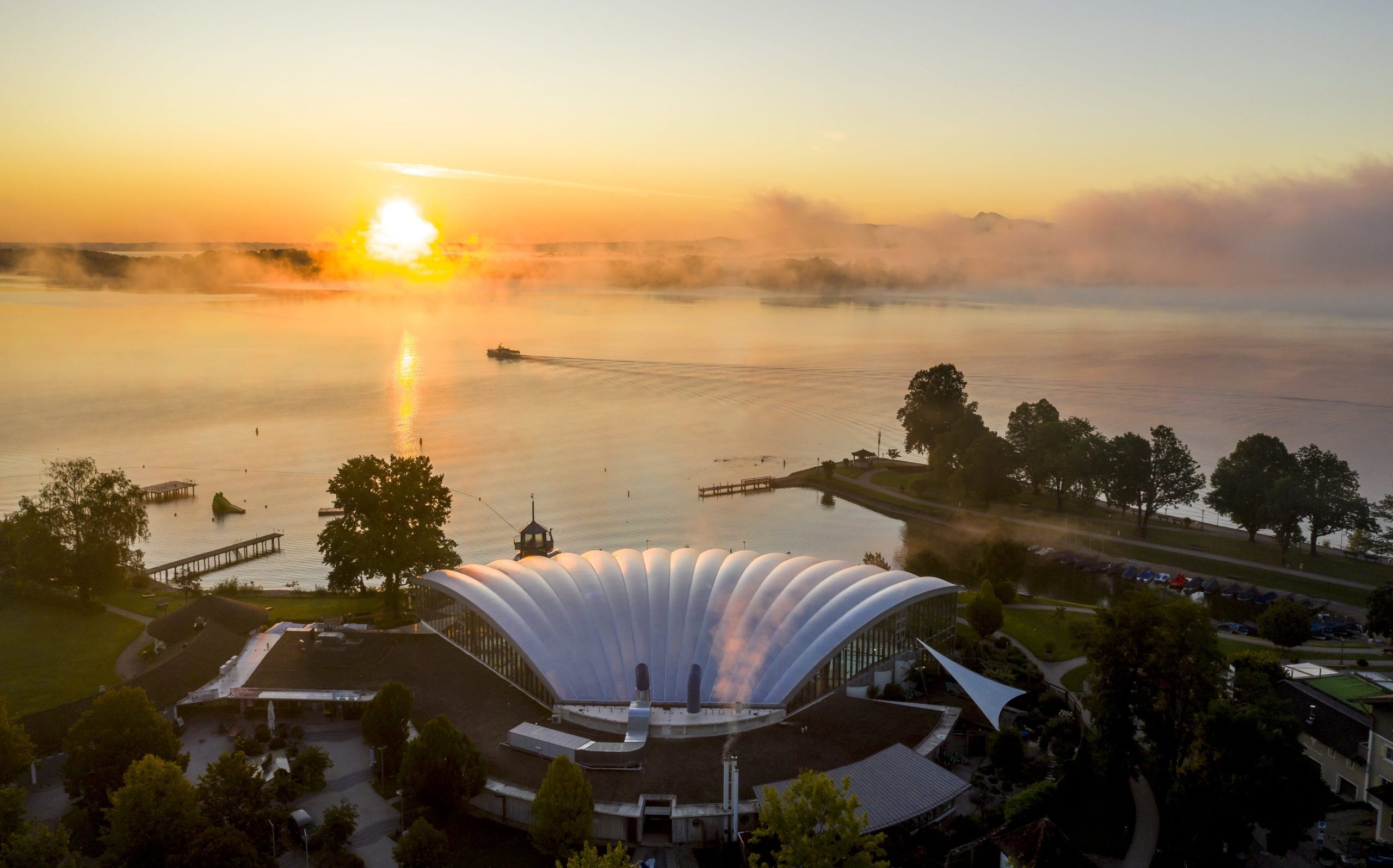 Prienavera After-Work c-Chiemsee Marina GmbH Nach der Arbeit ab ins Prienavera – schwimmen und Cocktails schlürfen. Bis 23 Uhr sorgt ein Live-DJ beim After-Work Special für den Sound. Copyright Chiemsee-Marina-GmbH