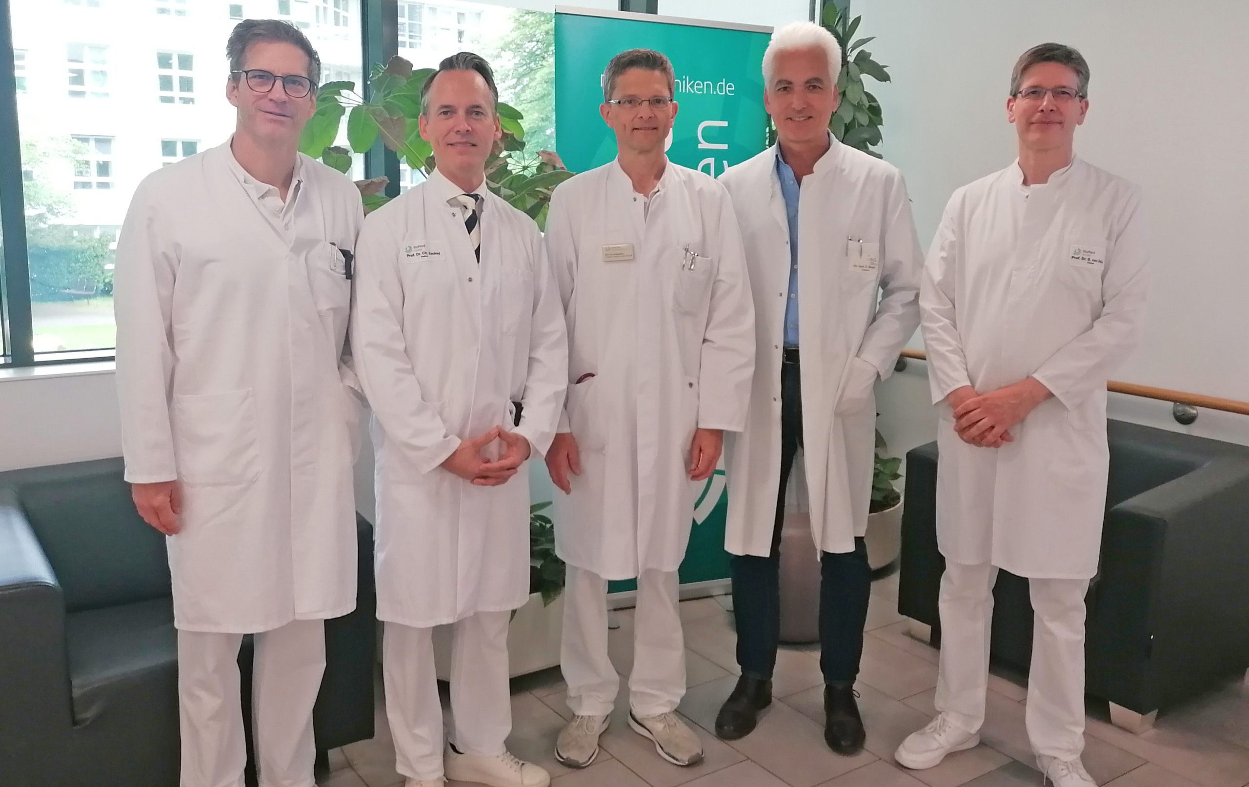 RoMed X Ausgezeichnete Fachkompetenz im RoMed-Verbund: von Links: Prof. Dr. Kai Nowak, Prof. Dr. Christian Zeckey, Prof. Dr. Stephan Budweiser, Dr. Ertan Megen, Prof. Dr. Stefan von Delius Copyright RoMed Kliniken