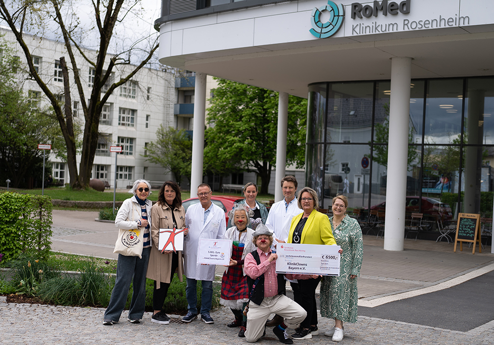 Spendenübergabe_Klinikclowns Bayern e.V._24042025 Ein starkes Team: Vertreter des KlinikClowns Bayern e.V., der Sparkassenstiftung Zukunft für die Stadt Rosenheim, des Fördervereins der Kinderklinik e.V., des RoMed Klinikums Rosenheim sowie die Clowns Lulu und Muck bei der Spendenübergabe. Foto: Sparkassenstiftung Zukunft für die Stadt Rosenheim