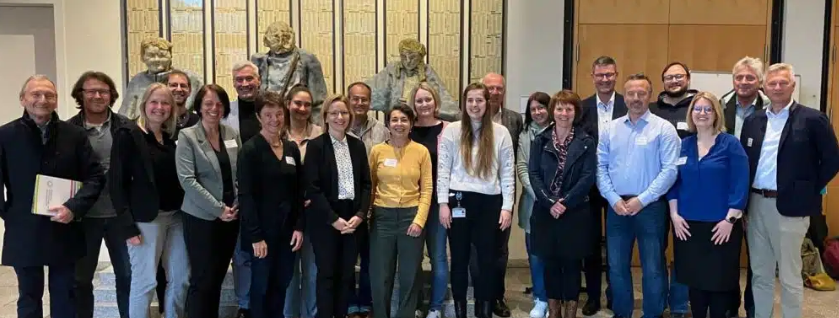 Streitförderer x Die anwesenden potentiellen Mistreiterinnen und Mitstreiter für das Modellprojekt "Streitförderer". Foto: Copyright Landratsamt Rosenheim