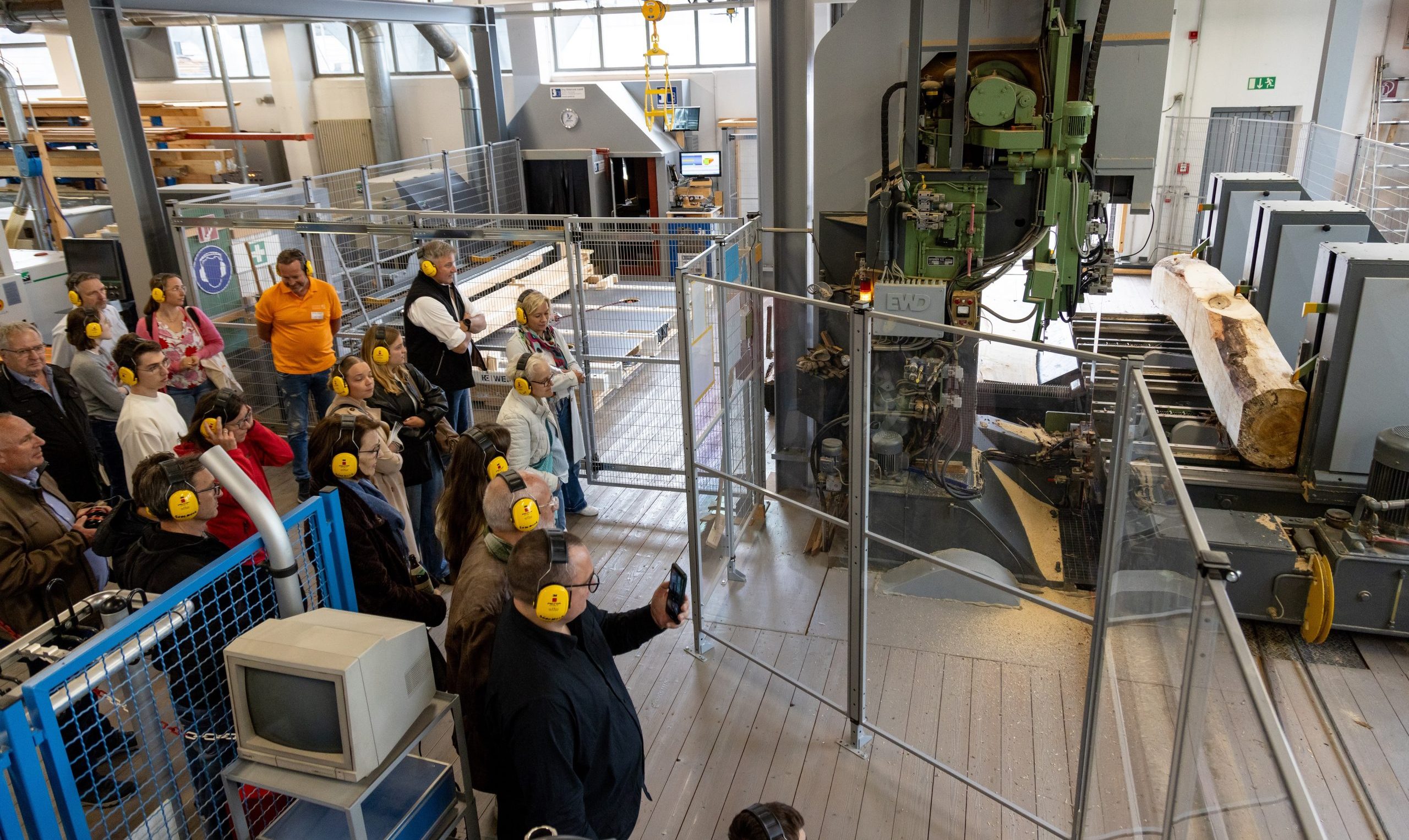 Tag_der_offenen_Tuer_Saegewerk Auch das Sägewerk der Hochschule war beim Tag der offenen Tür zu besichtigen. Copyright Ilona Stelzl