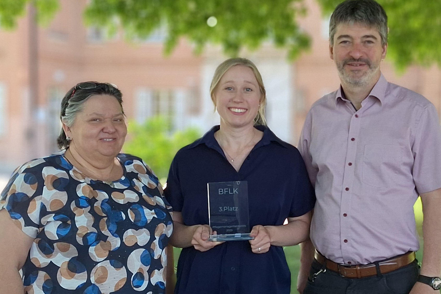 kbo-ISK_Pflegemanagementpreis 2025 Pflegedirektorin Kerstin Weinisch (links) und ihr Stellvertreter Pankraz Springer freuen sich mit der der Preisträgerin Andrea Rahm über die besondere Würdigung. Foto: kbo-Inn-Salzach-Klinikum