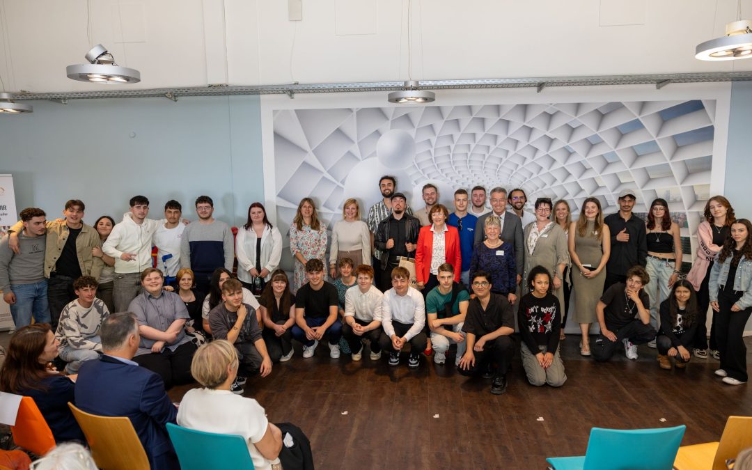 Jugendprojekt „W³ WISSEN WERTE WIR“ zertifiziert 40 junge Menschen als  W³issensträger der Zukunft