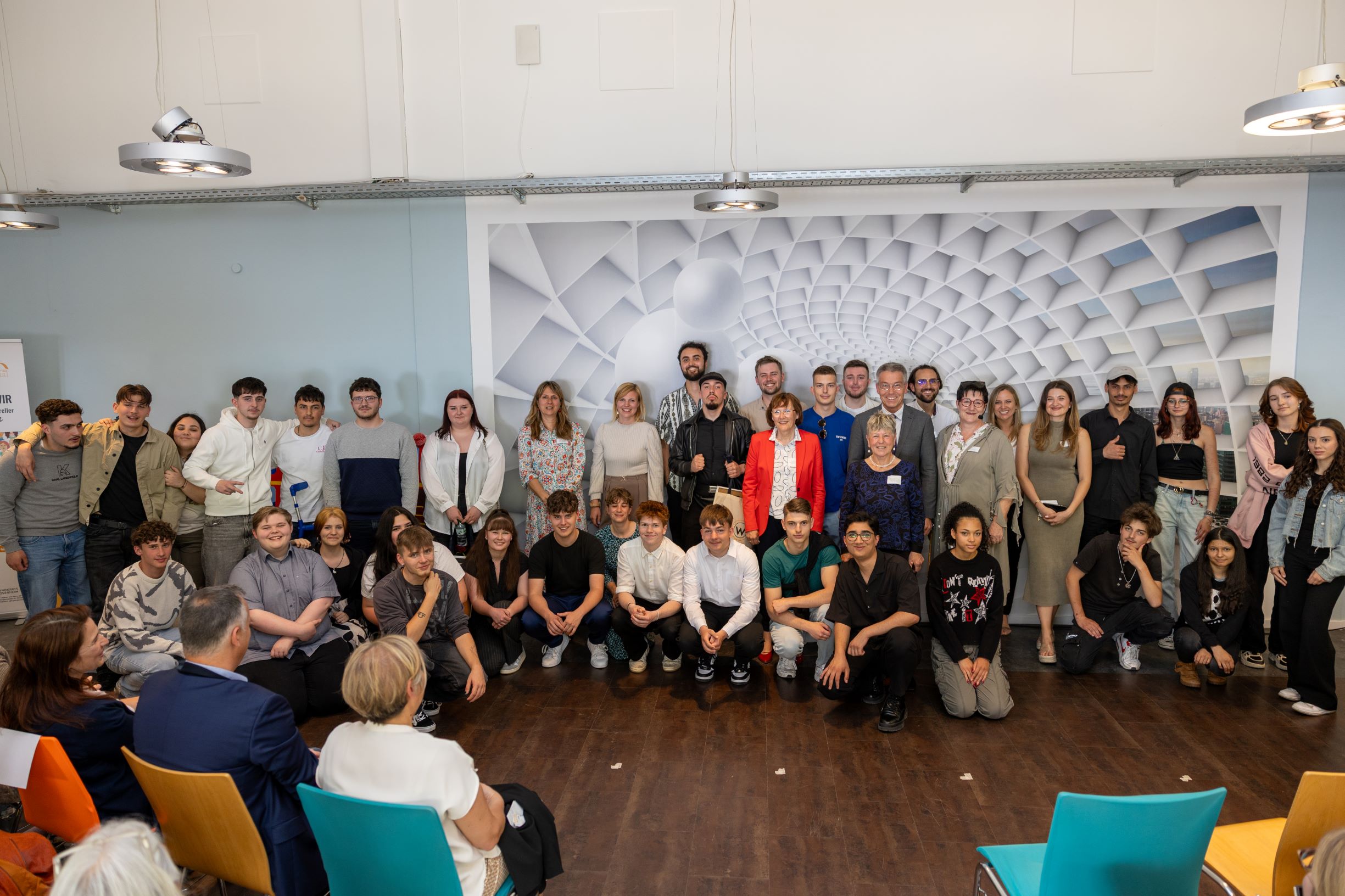 presse1_gruppenfoto_zertifizierungsfeier_w_hoch_drei_2025-05-20 Freude bei den 40 jungen Menschen, die im Rahmen des Jugendprojekts W³ WISSEN WERTE WIR ausgezeichnet wurden. Foto: Mariia Binat für gfi gGmbH Alpenvorland