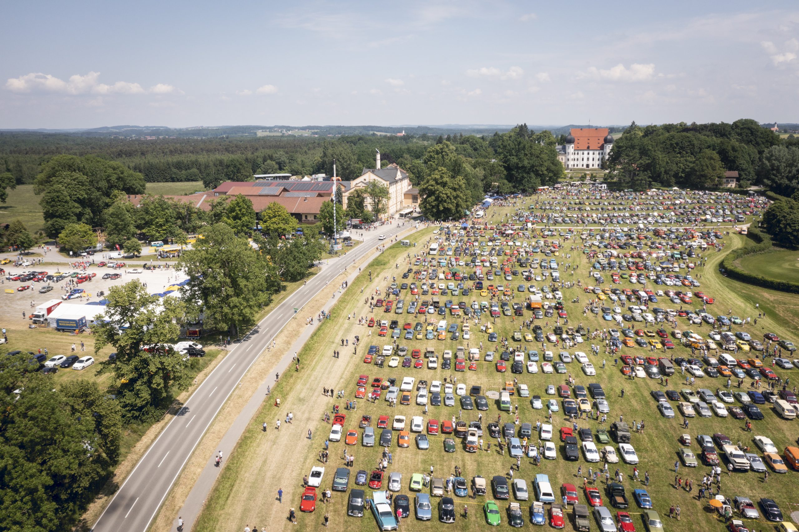 regionalclubs_suedbayern_adac_mof_vogelperspektive Am Sonntag, 25. Mai, wird das Schlossgelände von Maxlrain nahe Bad Aibling wieder zum Mekka für Oldtimer-Fans. Foto: Copyright ADAC Südbayern / Andreas Schwarz