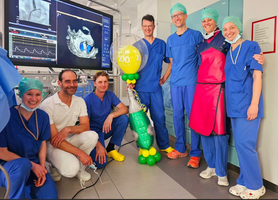 romed Der 100. MitraClip ist eingesetzt Über das Jubiläum freut sich Professor Dr. Christian Thilo (Mitte) mit seinem Team. Foto: RoMed Kliniken