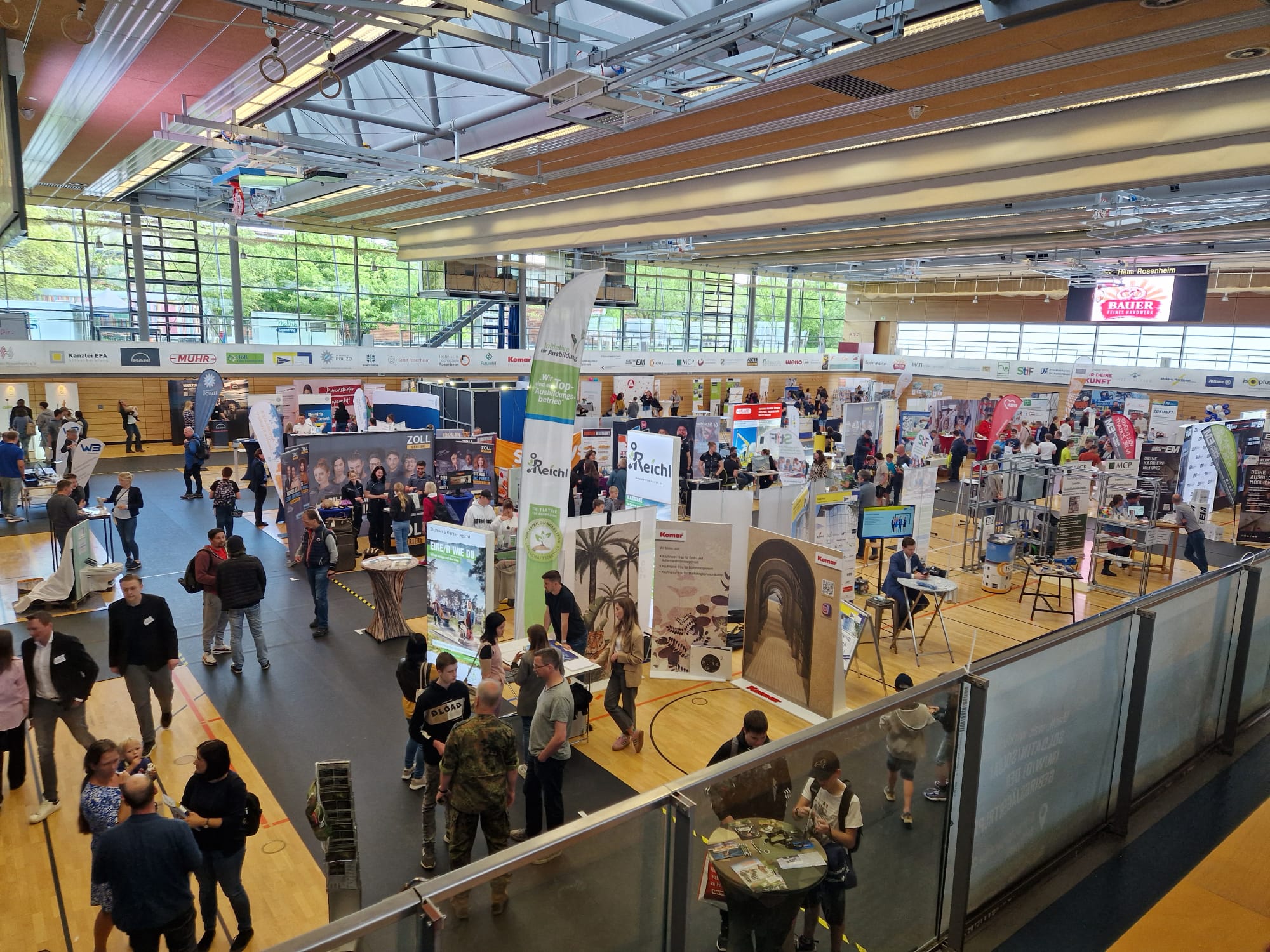 se in der Gabor Halle Blick auf die Ausbildungsmesse "Fit für Deine Zukunft" in der Rosenheimer Gabor-Halle. Foto: FutureFit-Sportconsulting GmbH